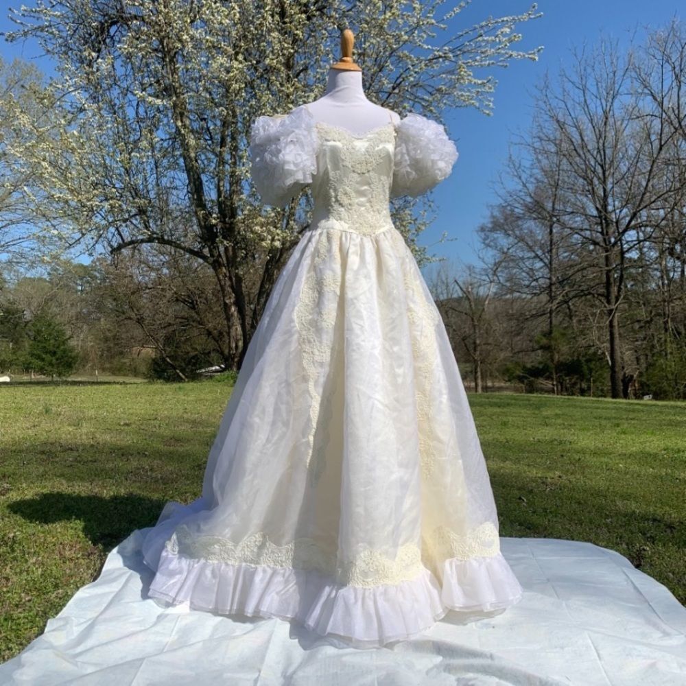 Vintage Off-White Sweetheart Off-Shoulder Wedding Formal Dress Beaded Ruffle